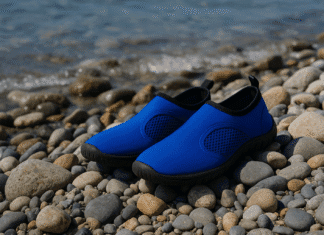 Buty kąpielowe – zapomniany element wakacyjnej walizki, który może uratować Twój urlop