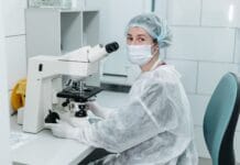 Jak Maria Skłodowska-Curie zmieniła oblicze nauki – życie, odkrycia i dziedzictwo Naukowiec w maseczce pracuje przy mikroskopie w sterylnym laboratorium
