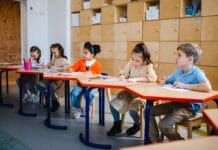Dzieci w zerówce biorą udział w zajęciach edukacyjnych