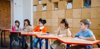 Dzieci w zerówce biorą udział w zajęciach edukacyjnych