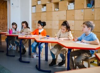 Dzieci w zerówce biorą udział w zajęciach edukacyjnych