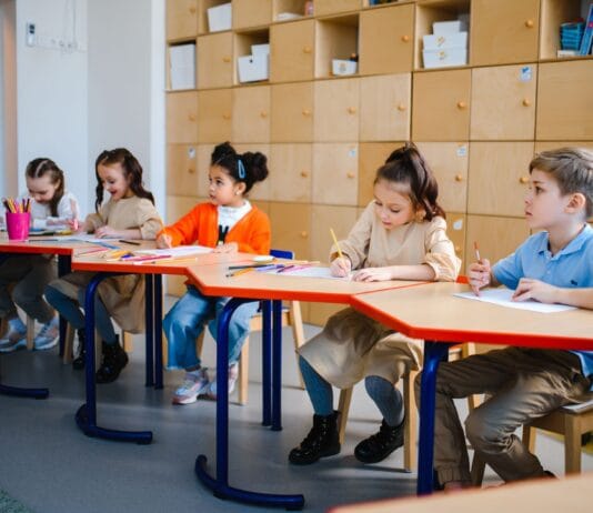 Dzieci w zerówce biorą udział w zajęciach edukacyjnych