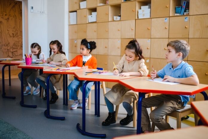 Dzieci w zerówce biorą udział w zajęciach edukacyjnych Dzieci w zerówce biorą udział w zajęciach edukacyjnych