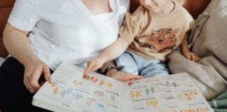 Wspólne czytanie z małym dzieckiem: jak wybrać książki, które naprawdę rozwijają i angażują